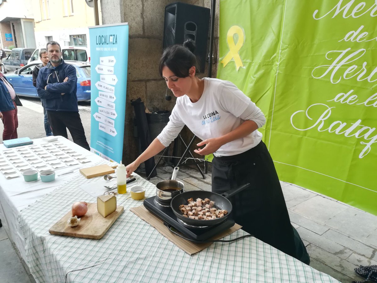 comarcaselva's tweet photo. Taller de cuina amb productes de la Selva al #MercatHerbes de #SCFarners. #ccselva #comarcaselva #lacomarcaamblespersones #femcomarcaselva #26municipis #localitza https://t.co/6CJiprWdGg
