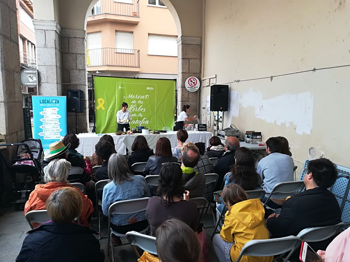 comarcaselva's tweet photo. Taller de cuina amb productes de la Selva al #MercatHerbes de #SCFarners. #ccselva #comarcaselva #lacomarcaamblespersones #femcomarcaselva #26municipis #localitza https://t.co/6CJiprWdGg