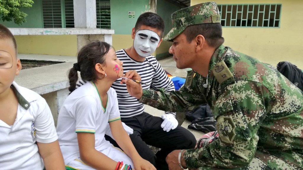 Ejercito_Div6's tweet photo. 400 estudiantes del IE Santo Domingo Sabio participaron de la charla #ConoceTúPatria, dónde se les motiva su sentido de pertenencia por nuestro país 🇨🇴🇨🇴Con el apoyo del #Baloc27 #Bicas27 @PoliciaDepuy, en el municipio de Puerto Asís @COL_EJERCITO
#UnidosSomosInvencibles https://t.co/I1wEtL2LBM