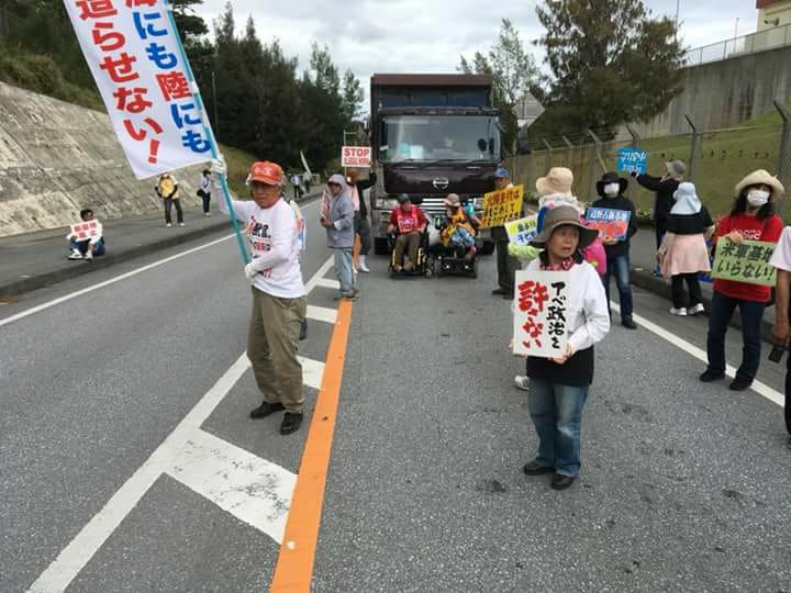 fm21wannuumui's tweet photo. 車椅子に乗る障がい者をトラックの前に送る沖縄の平和運動。社会的弱者は本来、争いの最前線という危険から出来るだけ遠ざけ守るべき存在だと思うのだが、沖縄の平和運動は女性、子供、障がい者を逆に最前線に押し立て人間の盾とすることで己らの違法行為を正当化しようとするのである。 https://t.co/OFFlCvjRix