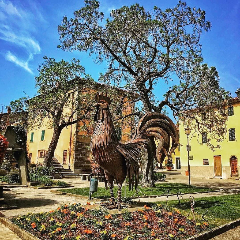 The Black Roster statue, famous symbol of Chianti Wine⠀
#gaioleinchianti #italian_places #top_italia_photo #siena #italia_landscapes #bellaitalia #ig_europe #madeinitaly #igersitalia #kings_villages #ilikeitaly #tuscany #ig_world_colors #igworldclub #mediterraneo #loves_medi…