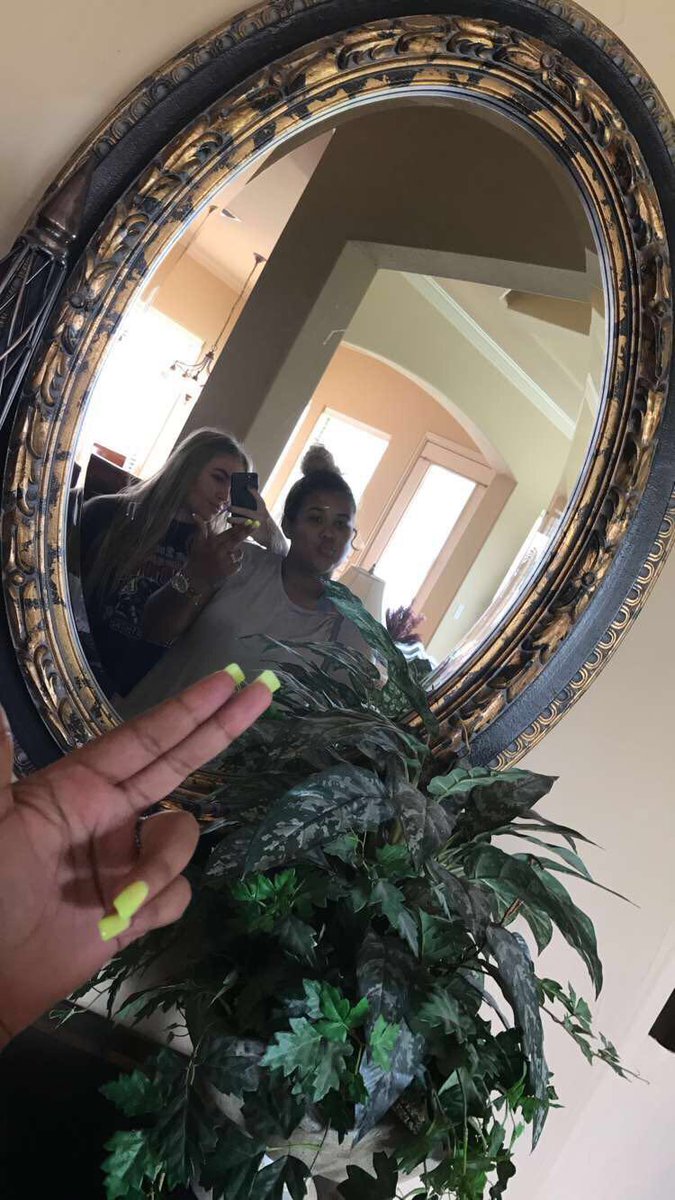 _haileywhite_'s tweet photo. happy legal day🎈🎈 thank you for all the great memories this summer can’t wait to make more tonight🎈🎈 SEE YOU TONIGHTTTT LOVE YOU @makalyarenee ((I included our first pic ever hopefully you know which one it is)) https://t.co/TXZQE3bkGH