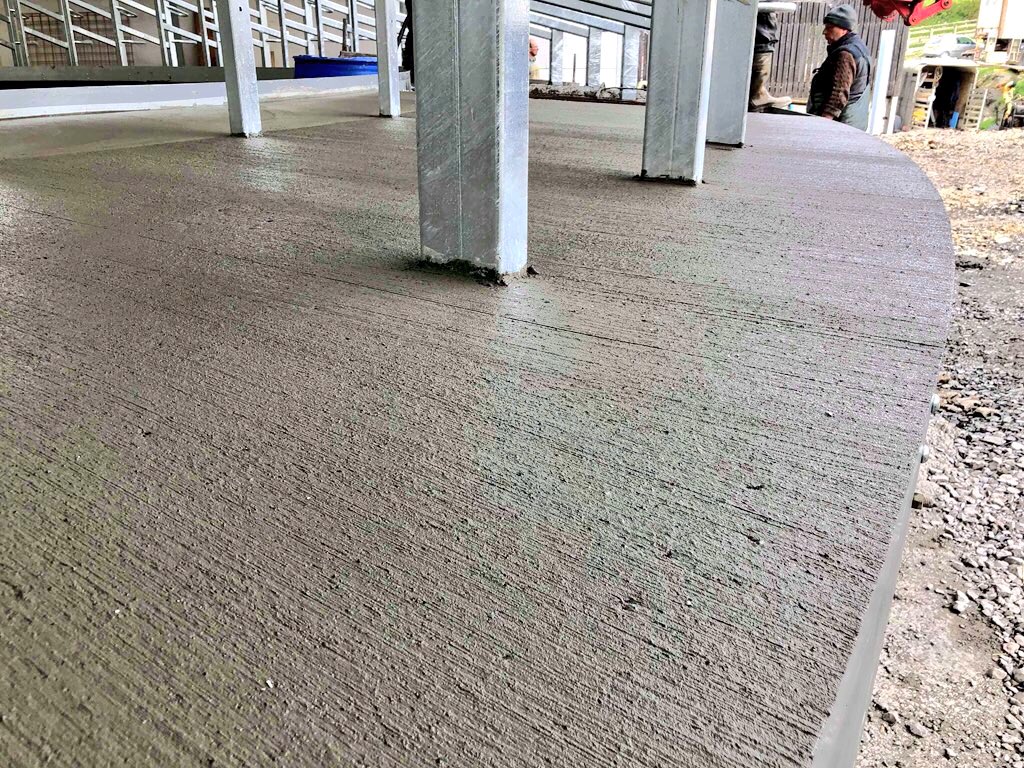 Concrete poured Thursday in sunny Wales 🏴󠁧󠁢󠁷󠁬󠁳󠁿 <a href="/GEA_farming/">GEA Farming</a> 64 point iFlow 🐄 although it looks small in a 200 x 80 unit that platform is 20 meters across !