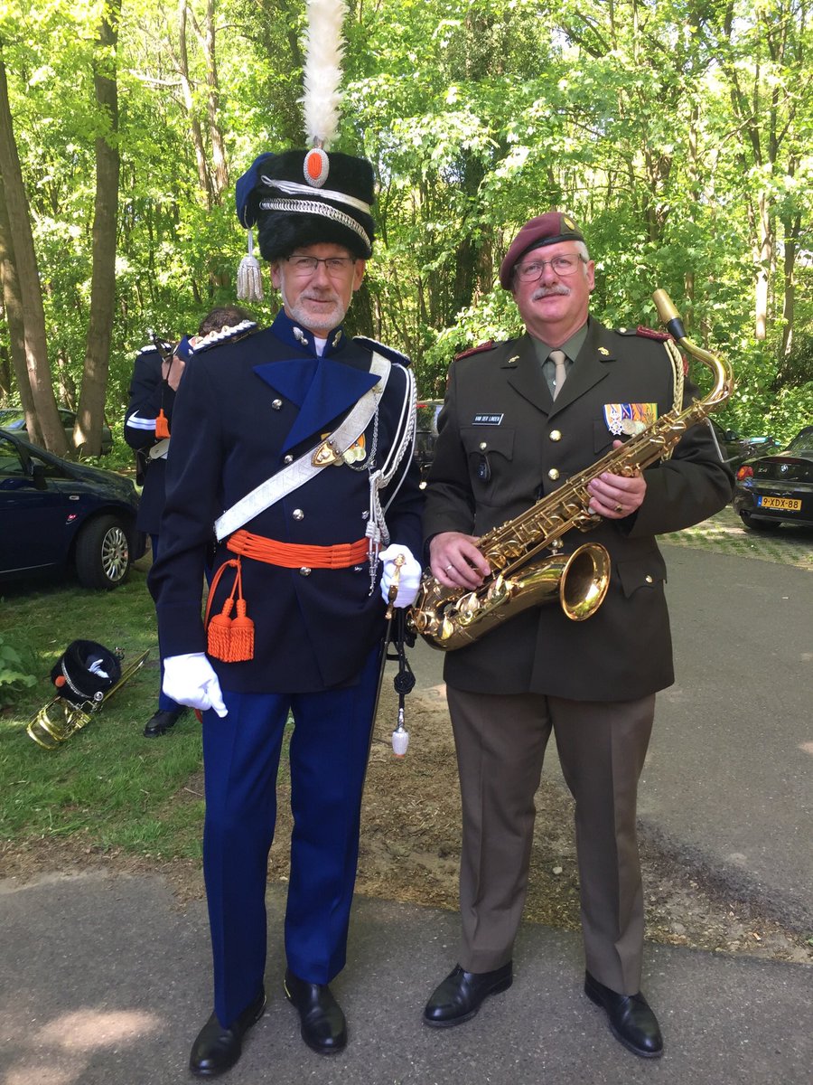 Op de foto met ‘oud’-instructeur van <a href="/KunstenGenoegen/">K&G Leiden</a>, Peter Kleine Schaars. Vlak voor het Bevrijdingsdefilé in Wageningen.