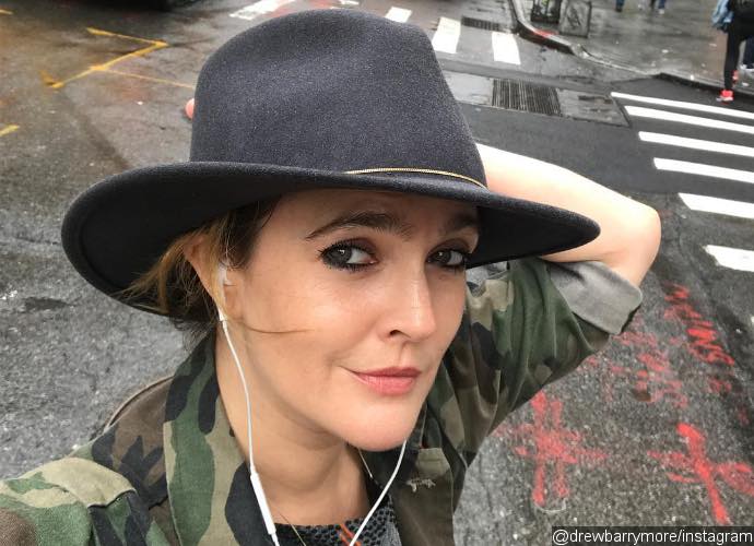 flowerbeauty's tweet image. Our #Commuterbeauty expert @drewbarrymore is wind-swept and flawless wearing the #FLOWERBeauty Vinyl-Eyes Glossy Gel Eyeliner in Galaxy 
Available @ultabeauty, @Walmart and online in #FLOWERBeauty bit.ly/commuterbeauty…