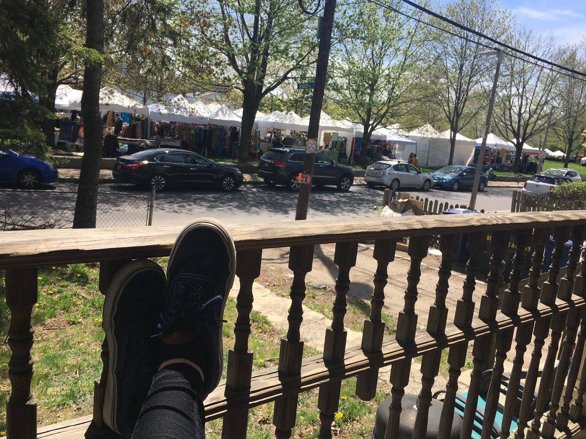 Look at this festival that’s happening right in front of my porch. 🎉 #wakeuptheearth #spontaneouscelebrations