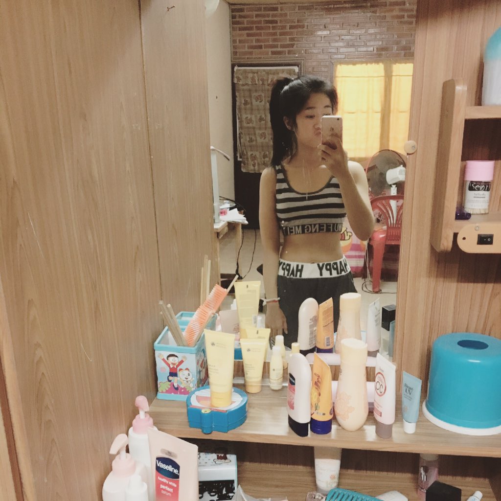 nnkkwkzzz's tweet photo. เจอรูปตอนมอ.3และมอ.4 และมอ.8 😂😅ตกใจ🙈🤗เป็นคนอ้วนกรรมพันธุ์อ้วนแต่เกิดก็ลดได้นะคะทุกคนก็เช่นกันเราทำได้ทุกคนก็ต้องทำได้ #ฉันจะผอม #ลดความอ้วน #HowtoPeefect https://t.co/9k9DbmHBSX