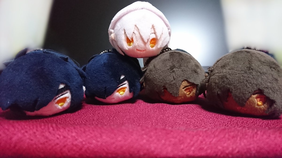 スパコミで頂いたもちもち伊達組最っ高にかわいい…！あまりに嬉しすぎて慌てまくってしまった😂もち鶴フードかぶってるのすごいかわいい… もち忠ともち伽羅はお譲り頂いたのも一緒に写真を。大切にします！ありがとうございます！