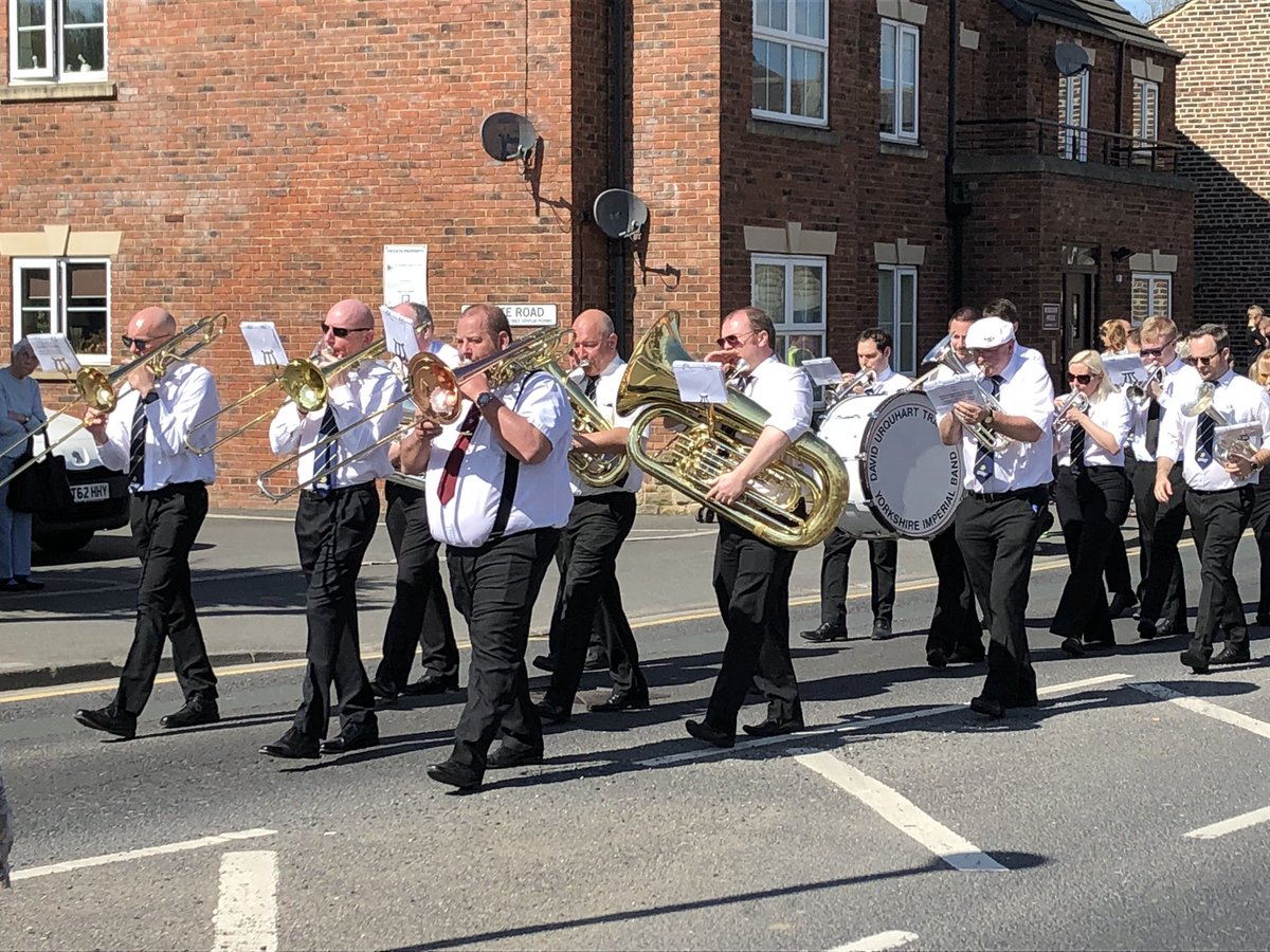 SouthParadePS's tweet image. #Ossett has been lit with wonderful colours this afternoon @GMaypolePro @SouthParadePS #BankHolidayWeekend #MayDayParade