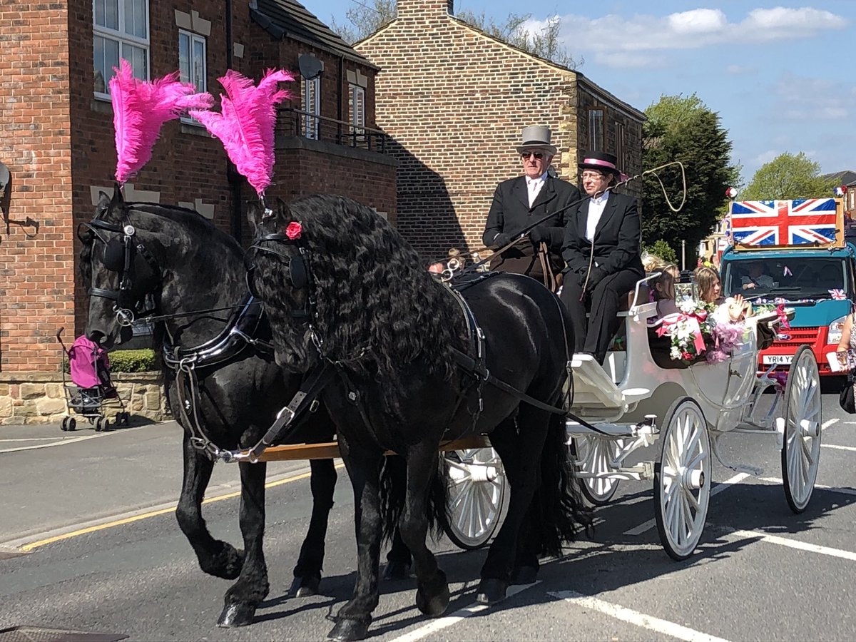 SouthParadePS's tweet image. #Ossett has been lit with wonderful colours this afternoon @GMaypolePro @SouthParadePS #BankHolidayWeekend #MayDayParade