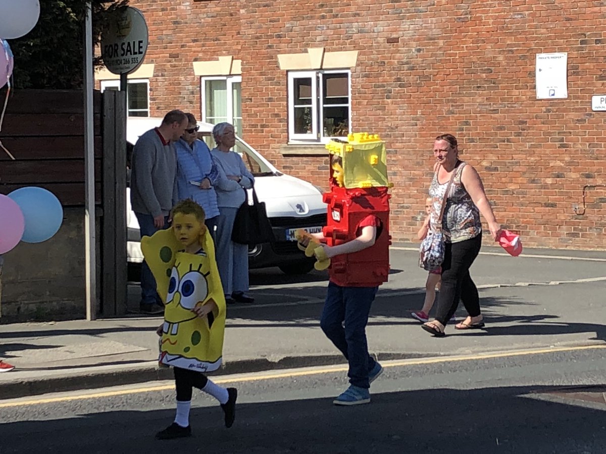 SouthParadePS's tweet image. #Ossett has been lit with wonderful colours this afternoon @GMaypolePro @SouthParadePS #BankHolidayWeekend #MayDayParade