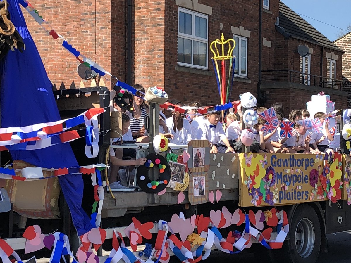 SouthParadePS's tweet image. #Ossett has been lit with wonderful colours this afternoon @GMaypolePro @SouthParadePS #BankHolidayWeekend #MayDayParade