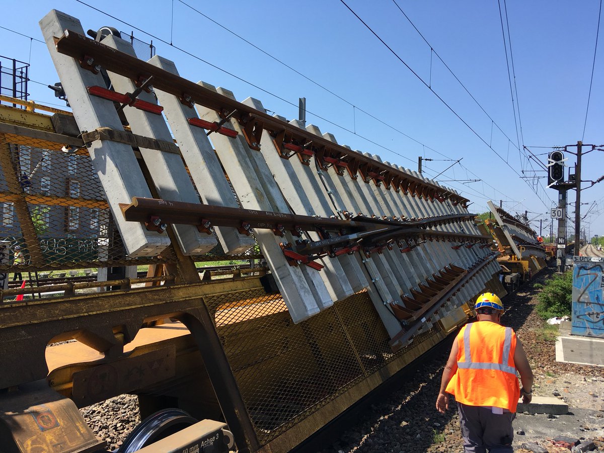 AntoinePpt's tweet photo. Renouvellement d’appareils de voie en gare de Gagny. 2ème week-end sous le soleil avec TSO @groupe_NGE et @itif_travaux @Dami1_N https://t.co/wBfuNIMDti