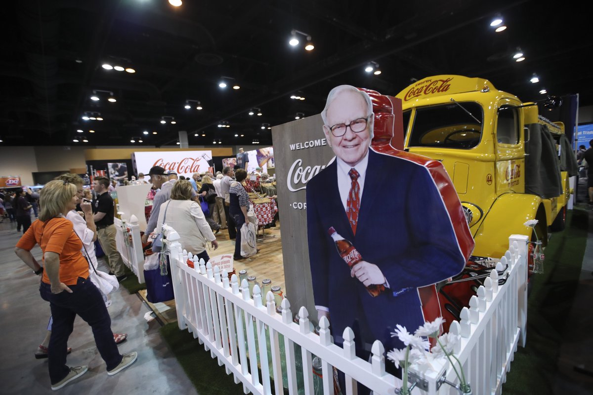 XHNews's tweet photo. Shareholders of #BerkshireHathaway enjoy shopping during shareholder shopping day of  Warren Buffett's multinational holding company in U.S. #Omaha https://t.co/0EWNKJ3Dqm