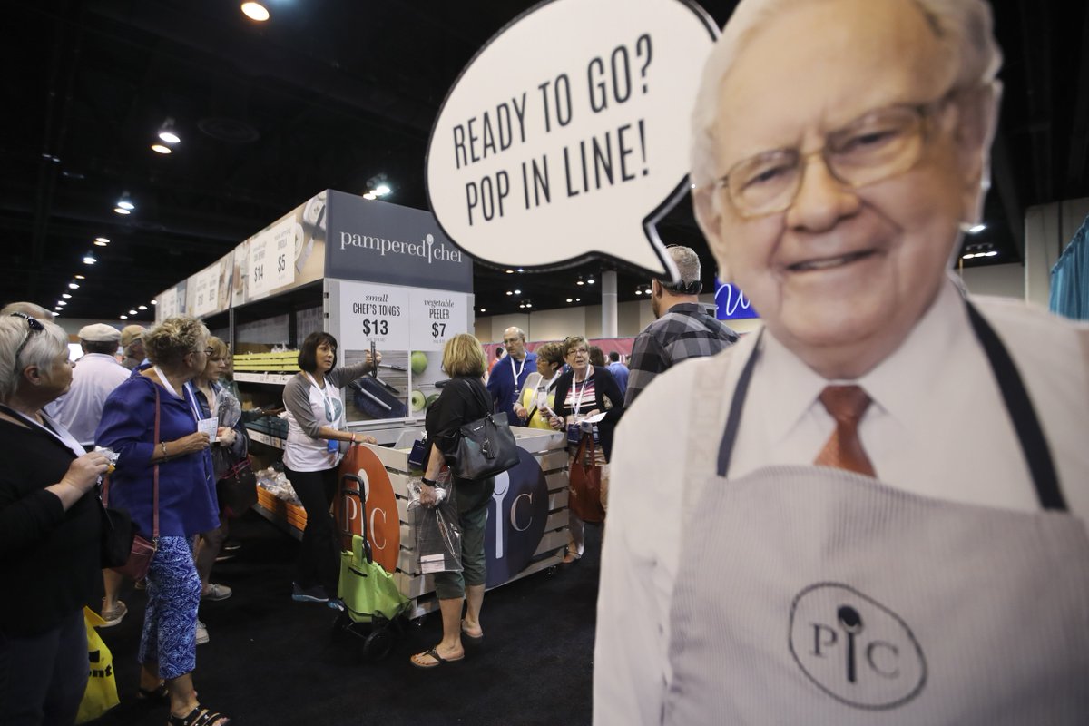 XHNews's tweet photo. Shareholders of #BerkshireHathaway enjoy shopping during shareholder shopping day of  Warren Buffett's multinational holding company in U.S. #Omaha https://t.co/0EWNKJ3Dqm