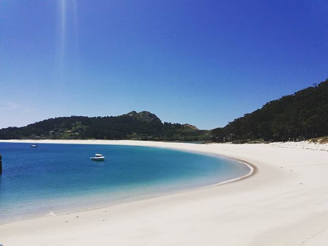 JaviGomezCoach's tweet photo. Fantástica experiencia en barco hasta las #islascies.
Una escapada estupenda para conocer todos los rincones de las #riasbaixas... #galiciacalidade #spainisdifferent  #playa #relax #clima #sol #climax
#galicia #sanxenxo #portonovobeach #latoja #vigo #bai… https://t.co/gsYFmE7Xem https://t.co/havYkKBcTb
