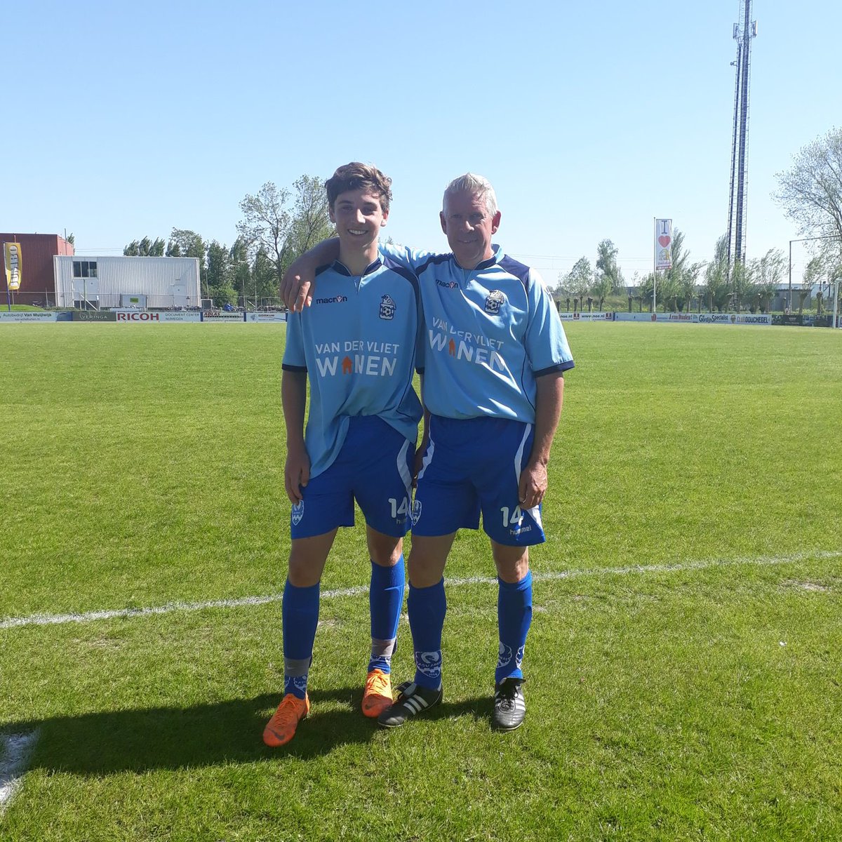 asvarkel's tweet photo. @asvarkel 3 verliest vandaag zijn wedstrijd tegen @vv_sliedrecht 8, maar het absolute hoogtepunt was toch wel dat vader en zoon De Jong samen in één elftal voetbalde. 🔵⚪️⚽️👍🏼 #14 #waarwasfrenkie? https://t.co/fJlPDtGlSK