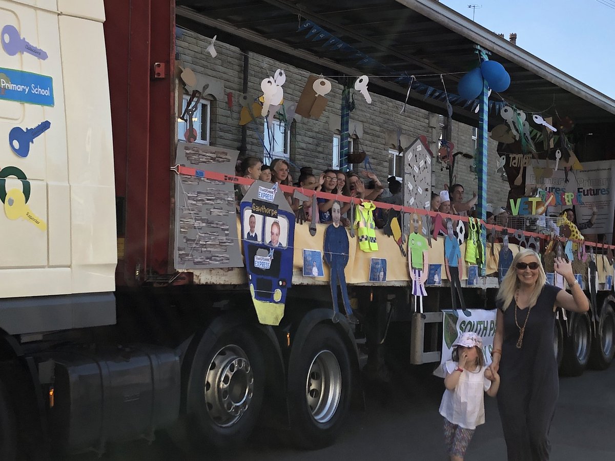 SouthParadePS's tweet image. And they’re off! They’ve started the return part of the journey to Gawthorpe on this beautiful day. Good luck @SouthParadePS @GMaypolePro #proudofthem #wonderfulchildren #fantasticsupporters