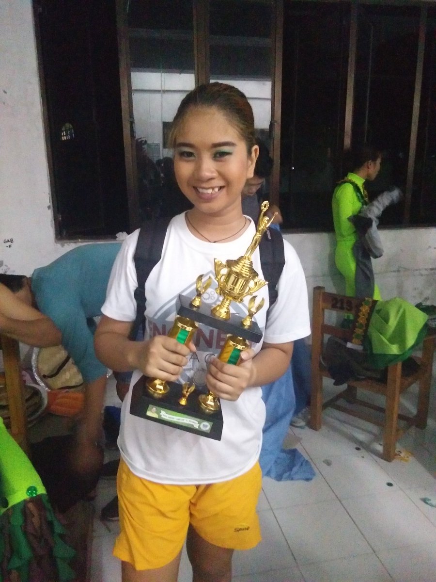 Jhizella's tweet photo. Umiiyak yan,pero pinilit ngumiti.Dahil kami parin daw ang panalo para sa kanila.
#CenLebration2018
#VivaECE
#LabanNaLaban https://t.co/K5XqlR46on