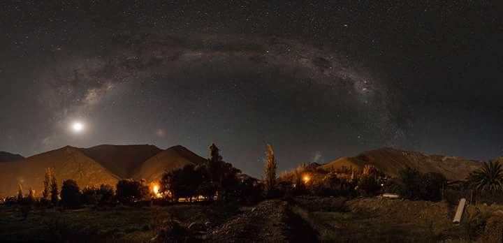 Artenorte's tweet photo. "Panorámica con Luna y Vía Láctea sobre Pisco Elqui". #ValledelElqui, Región de #Coquimbo, #Chile.

📷 Pablo Cortés Rivera https://t.co/FcwODOEMsX