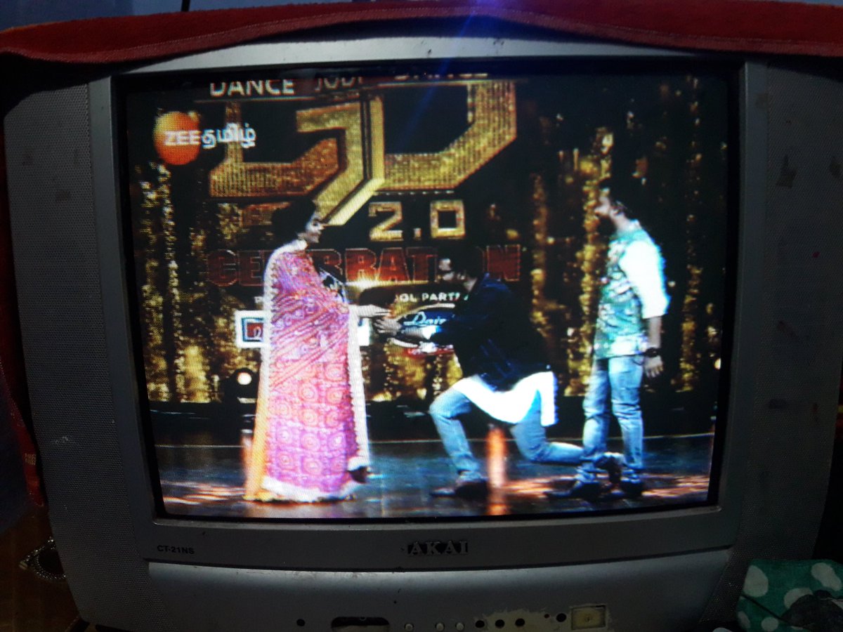 MathiSneha_BE's tweet photo. Now I'm Watching My Cute @actress_Sneha Akka @Prasanna_actor Anna Program #DJD2 ..Celebration Round is Very Super Akka..ππ
Ungaluku Sri Lanka fan than the family pic gift Super'ah irunthuchu Akka..Apram Prasanna Anna Sneha Akka'ku Flower Kuduthathu Semmma Cute'ah irunthuchuππ https://t.co/m1Eej55TPX