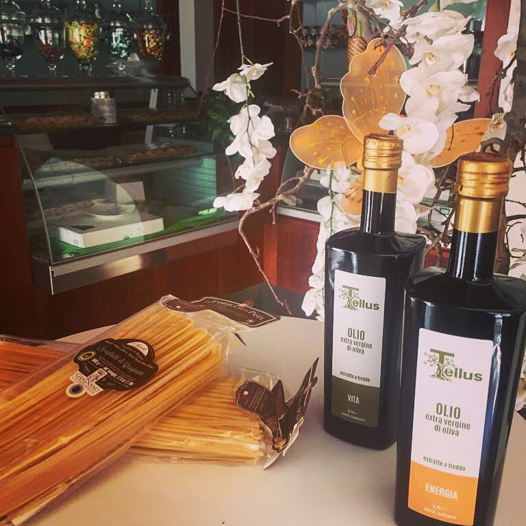 DEGUSTAZIONE OLIO TELLUS! Domenica 13 Maggio dalle ore 10.00 a Marcallo con Casone presso la caffetteria Aurora in Via Manzoni 16. Vi aspettiamo numerosi! #marcalloconcasone #marcallo #tellusolive #tellus #tellusenergia #evoo #olioextraverginedioliva #degustazione #gourmet