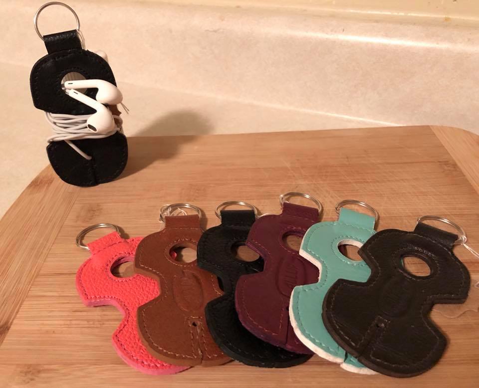 GallupLeather's tweet photo. 🌸 Tired of tangled earphones?! Say no more, we created this keychain that will keep your earphones secure and tangle FREE! 👏🏼.
#earphone #keychain #techwear #accessories #leatherproducts #giftidea #musiclover #smallbusiness #rosecity #shoplocal #gallupleather #YQG #Windsor https://t.co/QxpinrkAdp