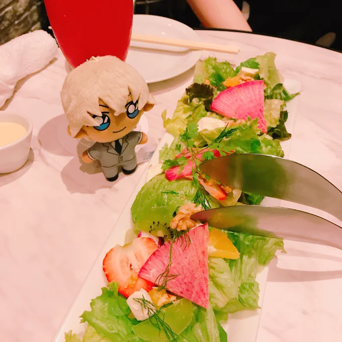 地元の友達がこっち来ててご飯一緒したんだけど、 あむぴのちびぬい取り出したら今日だけでもうこの安室さん見るの3人目なんだけどって言ってたからみんな持ち歩いてるんだなって……  それはそうと、アクアパッツァめっちゃ美味しかった