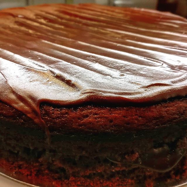 PatFlorentin's tweet photo. Someone made a whole extra chocolate fudge cake! For no reason!?
So we're selling the entire thing for only ยฃ15.
First come, first served. Good luck!
#cakesurplus #cheapcake #chocolatefudge https://t.co/QMLf6eOH0q https://t.co/1x4CXVzvsJ