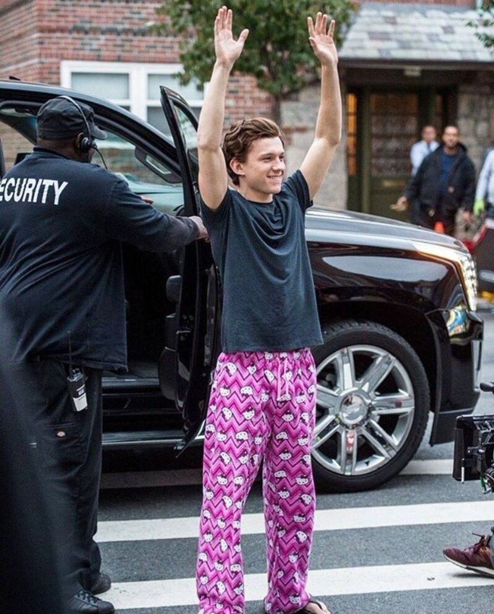 LolitaDixxon's tweet photo. Tom Holland con su pijama de hello kitty es lo mejor que verás. https://t.co/ziZdkrwlQN