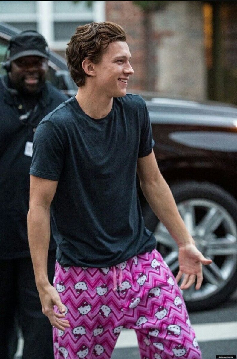 LolitaDixxon's tweet photo. Tom Holland con su pijama de hello kitty es lo mejor que verás. https://t.co/ziZdkrwlQN