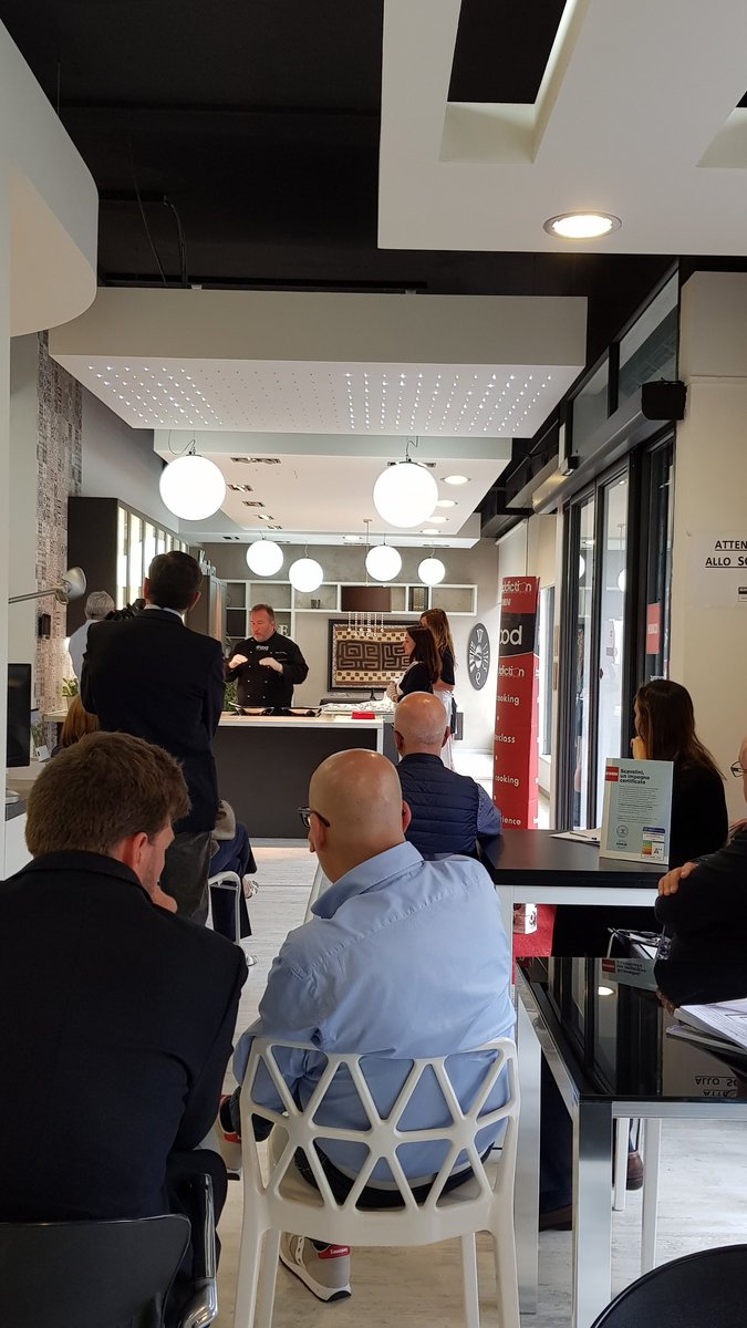 iFoodit's tweet photo. Abbiamo trovato due splendide aiutanti per preparare i mini burger #TagliaSmall.
#FoodAddiction #ScavoliniStoreBustoArsizio @scavolini @marcodepadova07 @Facciadacibo https://t.co/gas0nGan4y