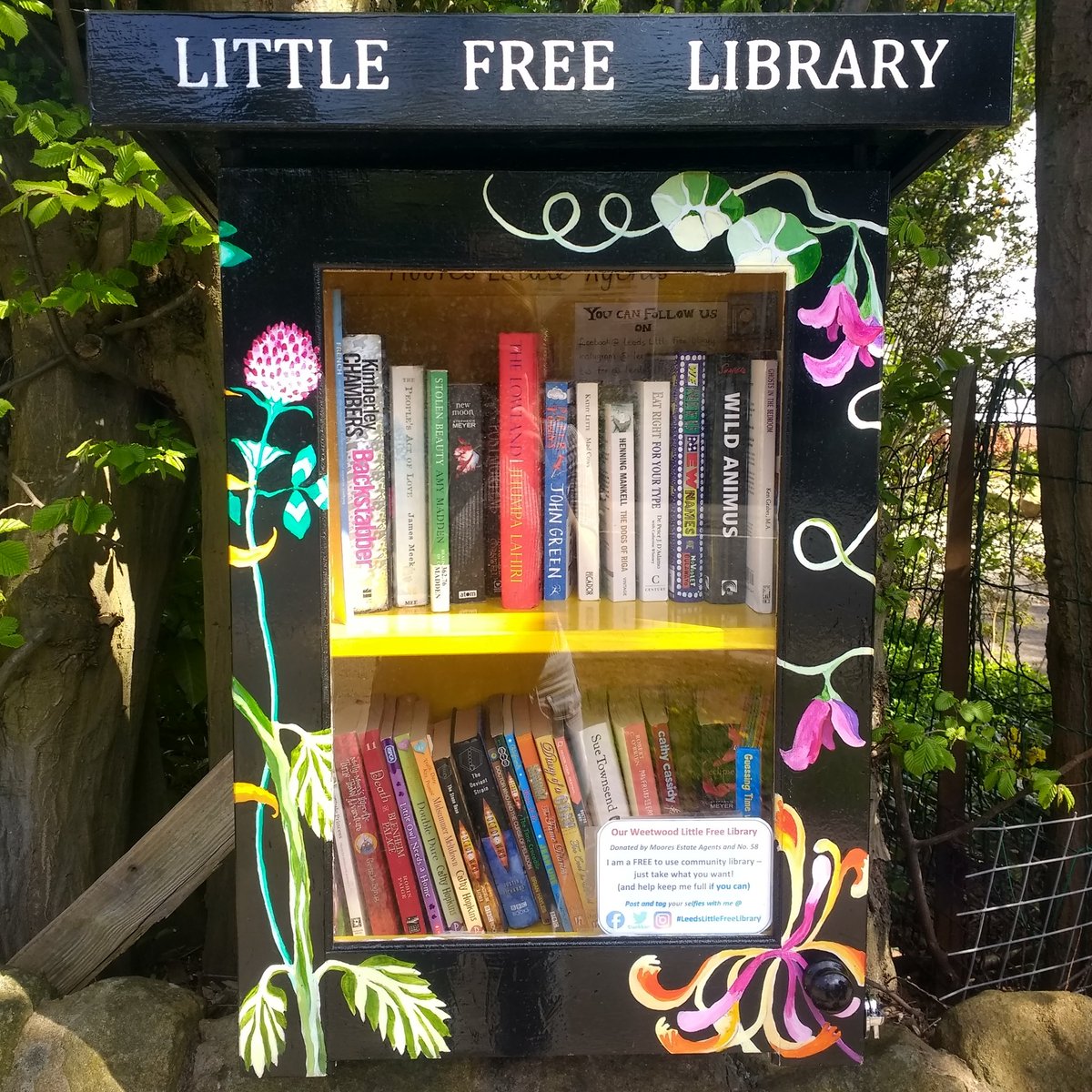 A lovely little discovery on a potter around our neighbouring area in the sunshine! ☀️😎📚 #Leeds #leedslittlefreelibrary #weekendwalks #weetwood