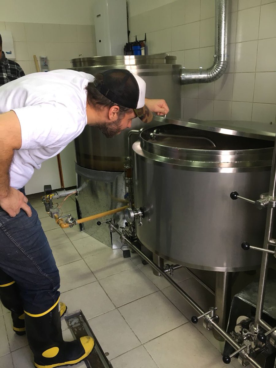 cervezamuntzer's tweet photo. Momento de pasar al hervor
Hay equipo💪🍻 #UCAF Unión de Cervecer*s Artesanales Fueguin*s en el #BigBrew2018 #BigBrew edición #Ushuaia @somoscerveceros @Villanos_SC 

#TierradelFuego #FinDelMundo #CervezaArtesanal #craftbeer #BuenaBirra https://t.co/oLRzkpPtV1