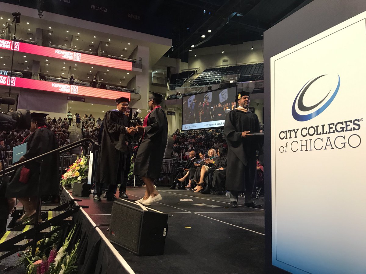 Chancellor_Juan's tweet image. Fortunate to be able to shake all of our @ChiCityColleges grads hands today #gradccc