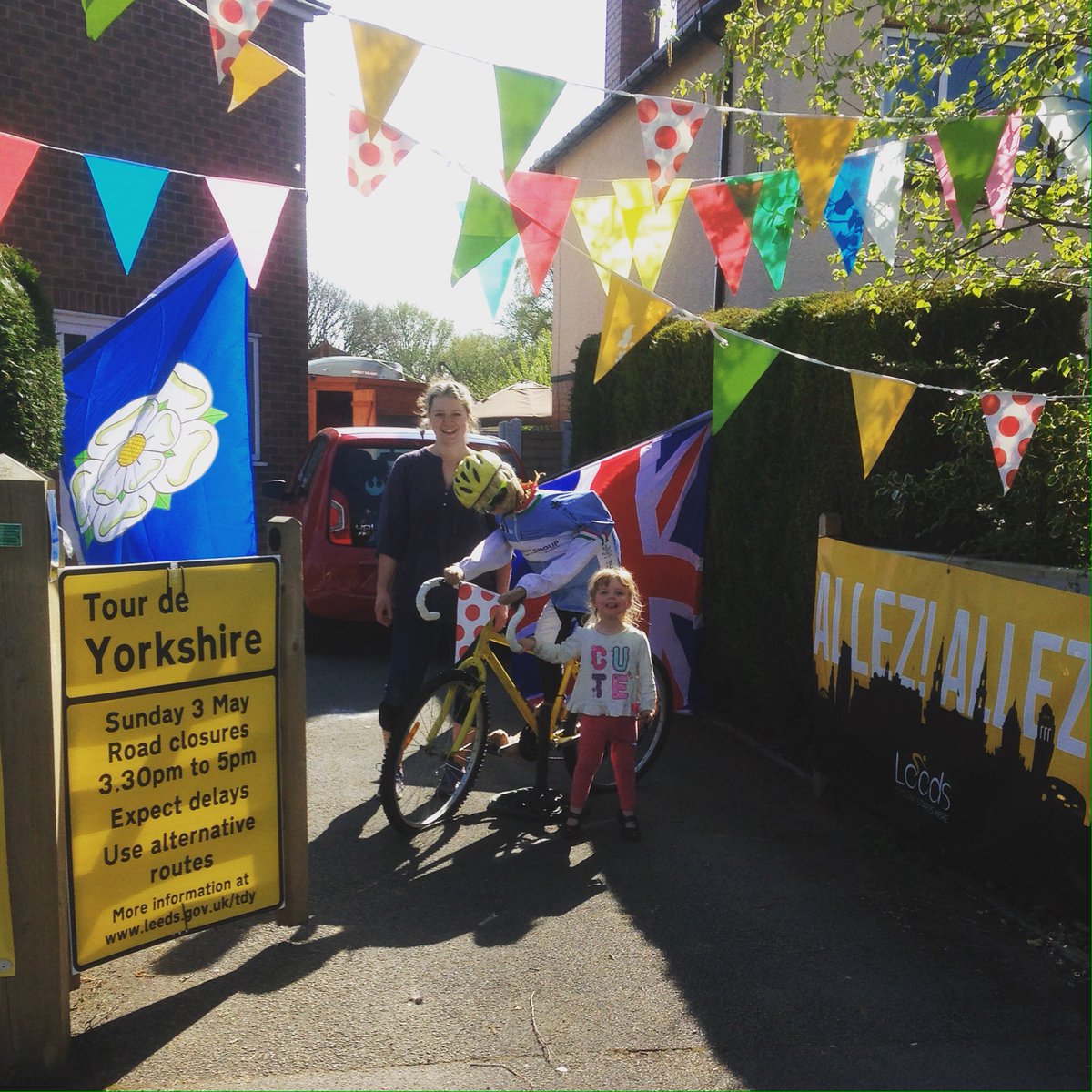 neilrholloway's tweet photo. Well chez Holloway is ready for the #cookridge #scarecrow #festival!
🚴🏻 @letouryorkshire @KitkatHolloway @Cookridge #oldmods #cookridgescarecrowfestival https://t.co/iGm6jYIiVA