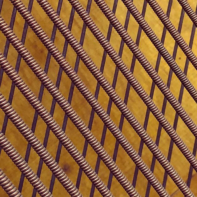 marianocataldi's tweet photo. Desnudo de piano 3 - #cuerdas #strings #piano #instapiano #alambre #wire #madera #wood #dorado #golden #opart #opticalillusion #diagonal_symmetry #diagonal #cruzado #cossed #music #musiclife #musica #musicphotography #musiclover #instamusic https://t.co/WBCGlFzbQg https://t.co/rsMt44L7eH