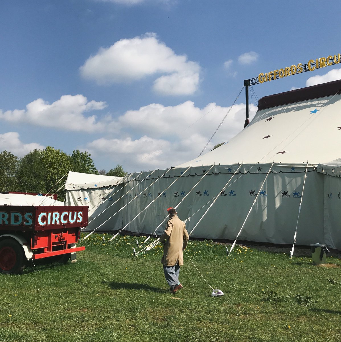 A beautiful day for the beautiful circus. Thanks for another wonderful show, <a href="/giffordscircus/">Giffords Circus</a>. 🎪🤹🏼‍♀️💃