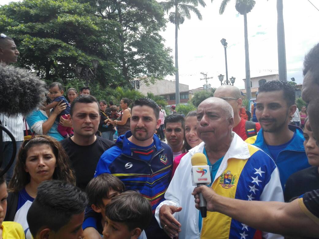 INDeporteVE's tweet photo. #EnDesarrollo || Toma deportiva en el Municipio Campo Elias del Estado Mérida de la mano de nuestro Director General del Despacho @ARNALDOJSP y el Alcalde Simón Figueroa @SimonCampoElias llevando el deporte a cada rincón de nuestro país. Somos #GrandeVzla 🇻🇪 https://t.co/3kg9aZUpLJ