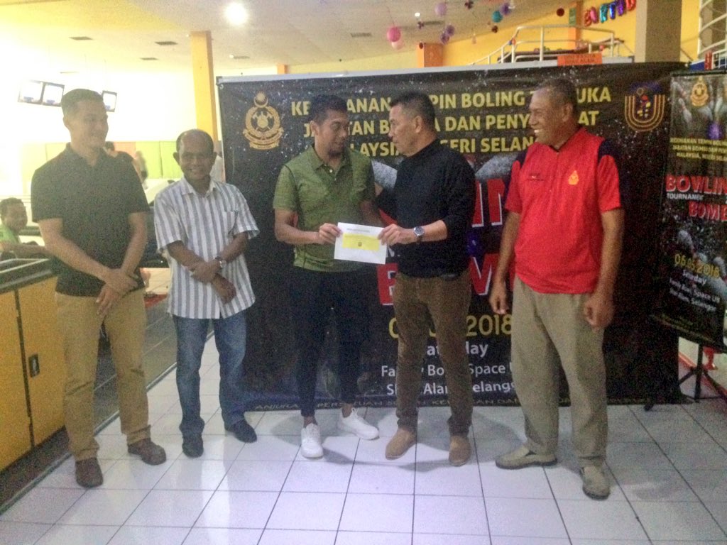 Bomba_Selangor's tweet photo. YS Pgrh @azmiosman01 Menyempurnakan Majlis Penyampaian Hadiah Kejohanan Tenpin Boling Terbuka @bombaJBPM Selangor Kpd Pasukan &amp; Individu Yg Menang.
#TahniahDiUcapkan
Turut Hadir #PP Bhg BKK, #Ketua Balai BBP Shah Alam, Kota Anggerik, Ampang, Wakil2 Zon dan Pegawai Kanan BombaSel https://t.co/GNXq0z6bAu