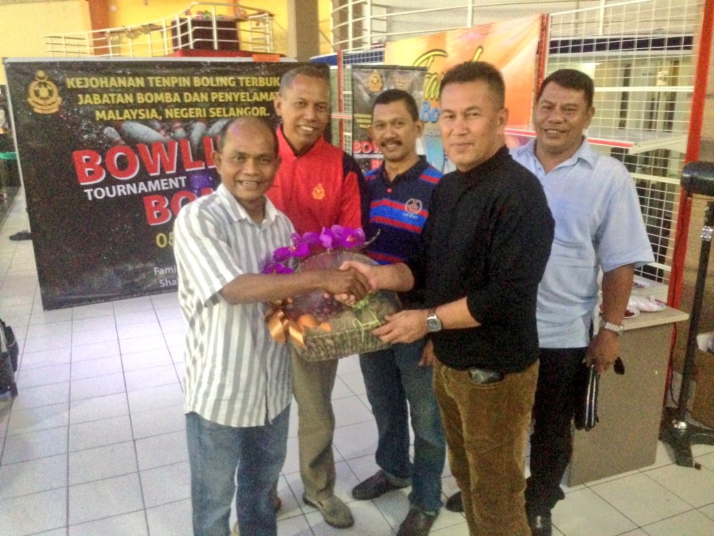 Bomba_Selangor's tweet photo. YS Pgrh @azmiosman01 Menyempurnakan Majlis Penyampaian Hadiah Kejohanan Tenpin Boling Terbuka @bombaJBPM Selangor Kpd Pasukan &amp; Individu Yg Menang.
#TahniahDiUcapkan
Turut Hadir #PP Bhg BKK, #Ketua Balai BBP Shah Alam, Kota Anggerik, Ampang, Wakil2 Zon dan Pegawai Kanan BombaSel https://t.co/GNXq0z6bAu