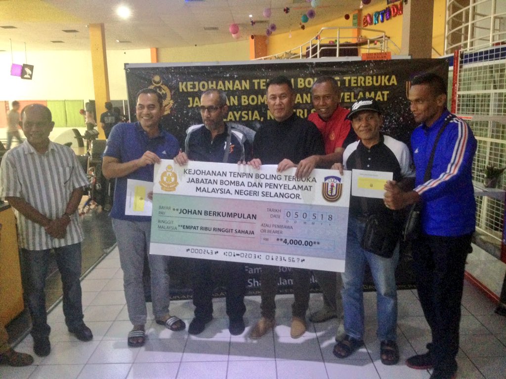 Bomba_Selangor's tweet photo. YS Pgrh @azmiosman01 Menyempurnakan Majlis Penyampaian Hadiah Kejohanan Tenpin Boling Terbuka @bombaJBPM Selangor Kpd Pasukan &amp; Individu Yg Menang.
#TahniahDiUcapkan
Turut Hadir #PP Bhg BKK, #Ketua Balai BBP Shah Alam, Kota Anggerik, Ampang, Wakil2 Zon dan Pegawai Kanan BombaSel https://t.co/GNXq0z6bAu