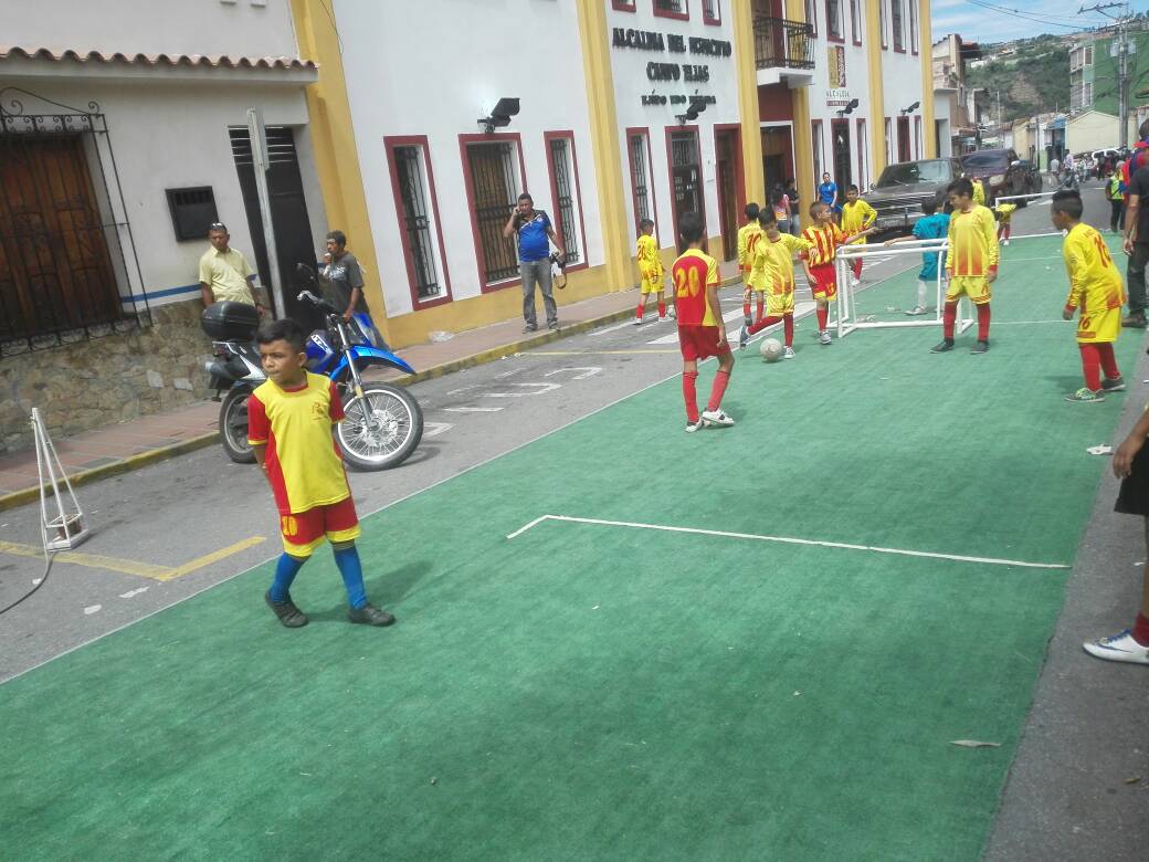 INDeporteVE's tweet photo. #EnDesarrollo || Toma deportiva en el Municipio Campo Elias del Estado Mérida de la mano de nuestro Director General del Despacho @ARNALDOJSP y el Alcalde Simón Figueroa @SimonCampoElias llevando el deporte a cada rincón de nuestro país. Somos #GrandeVzla 🇻🇪 https://t.co/3kg9aZUpLJ