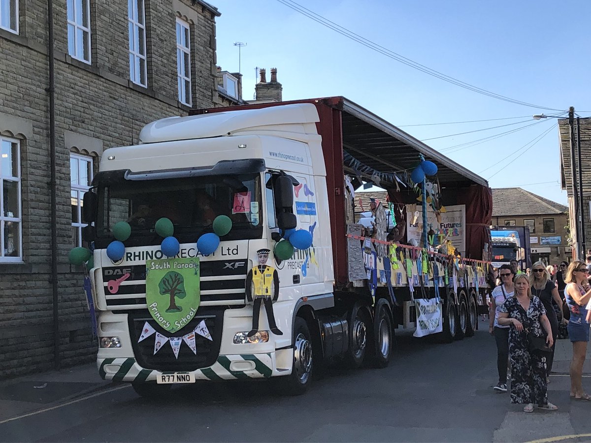 SouthParadePS's tweet image. Our float looked amazing! Well done to everyone who helped out and a big thank you to all the children who continued to show what they’d like to be when they grow up @GMaypolePro @PrimaryFutures #aspirations #wonderful #proud @SteveIredale