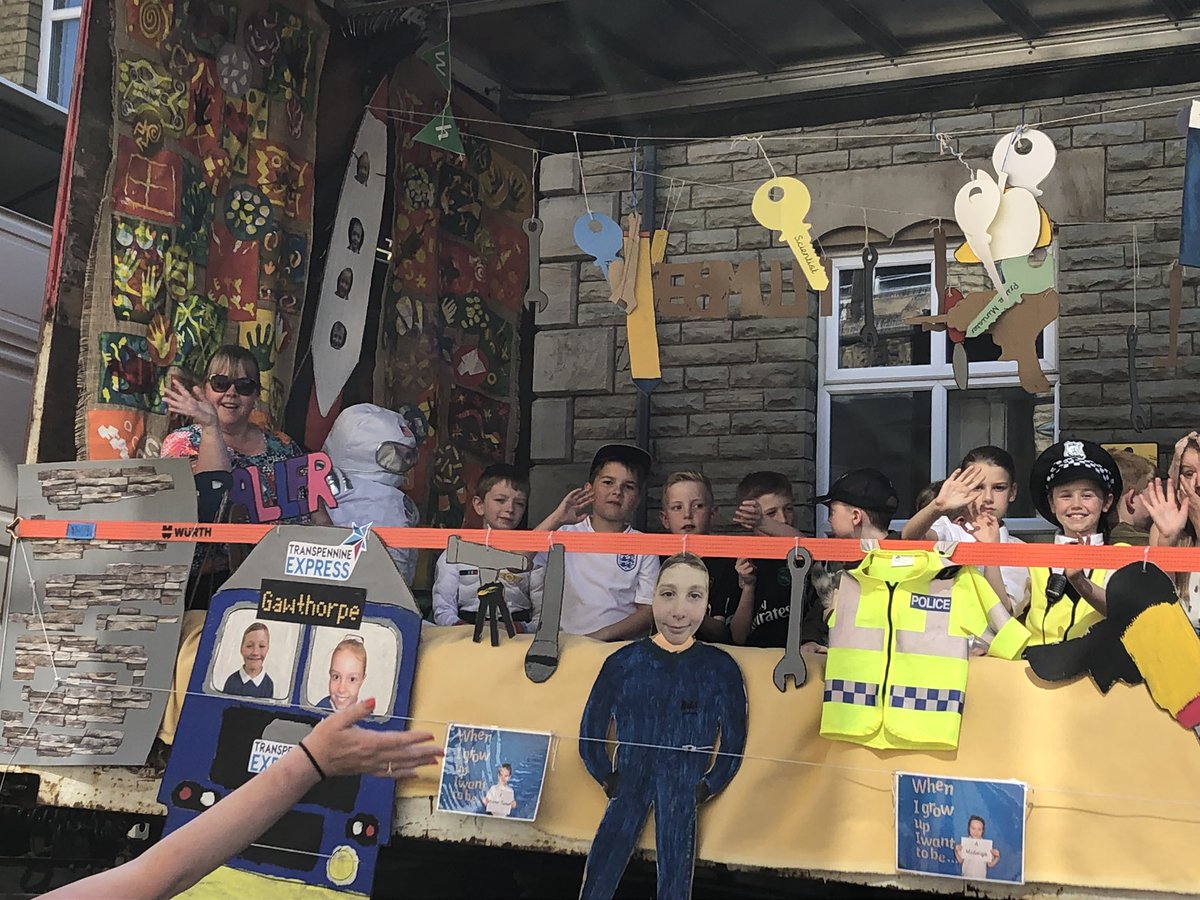 SouthParadePS's tweet image. Our float looked amazing! Well done to everyone who helped out and a big thank you to all the children who continued to show what they’d like to be when they grow up @GMaypolePro @PrimaryFutures #aspirations #wonderful #proud @SteveIredale