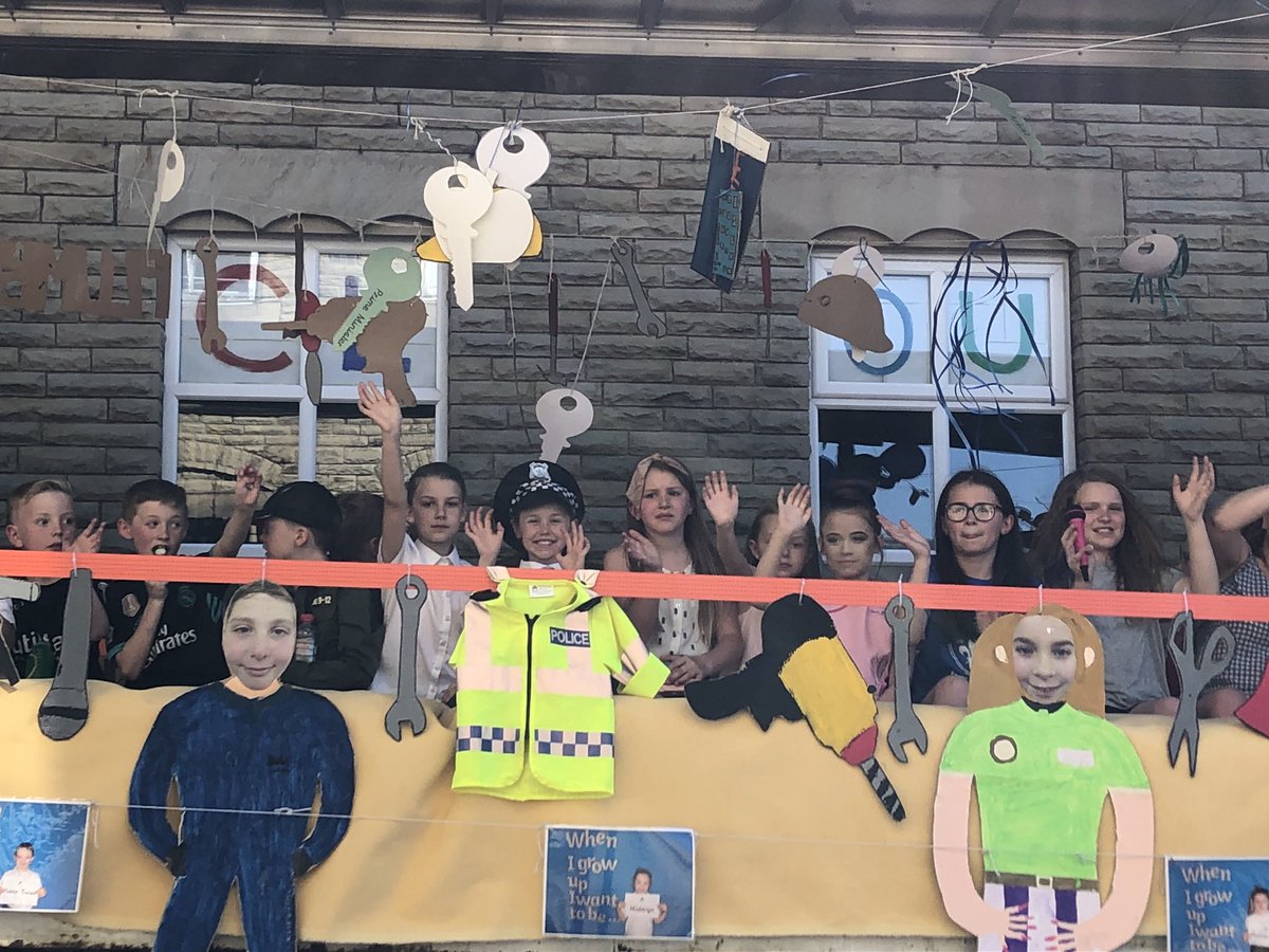 SouthParadePS's tweet image. Our float looked amazing! Well done to everyone who helped out and a big thank you to all the children who continued to show what they’d like to be when they grow up @GMaypolePro @PrimaryFutures #aspirations #wonderful #proud @SteveIredale