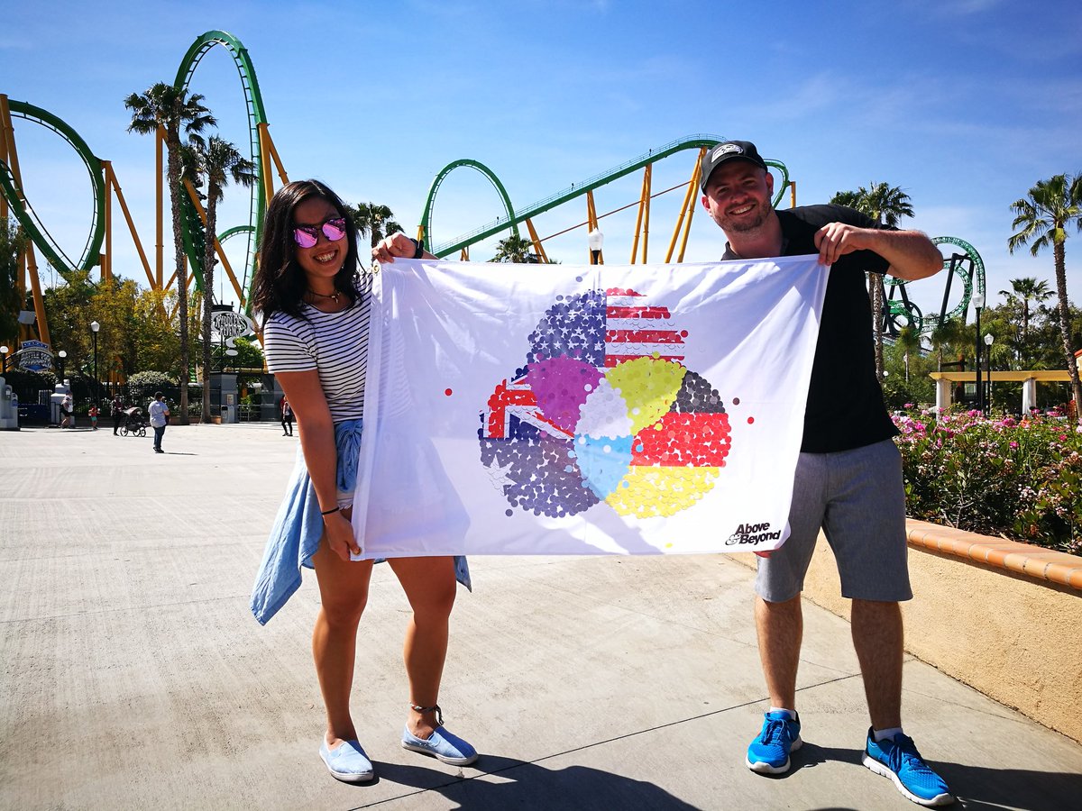 what7hemel's tweet photo. Just a couple of foreigners on a US roadtrip representing our Common Ground flag at @SixFlags
Why? Because we went @aboveandbeyond on the insane rollercoasters!
#AustralianinUSA
#GermaninUSA
#RoadToRedRocks
#WestCoastRoadies
@anjunabeats 
@tonymcguinness 
@paavo_s 
@jonogrant https://t.co/4OMju5Cngg