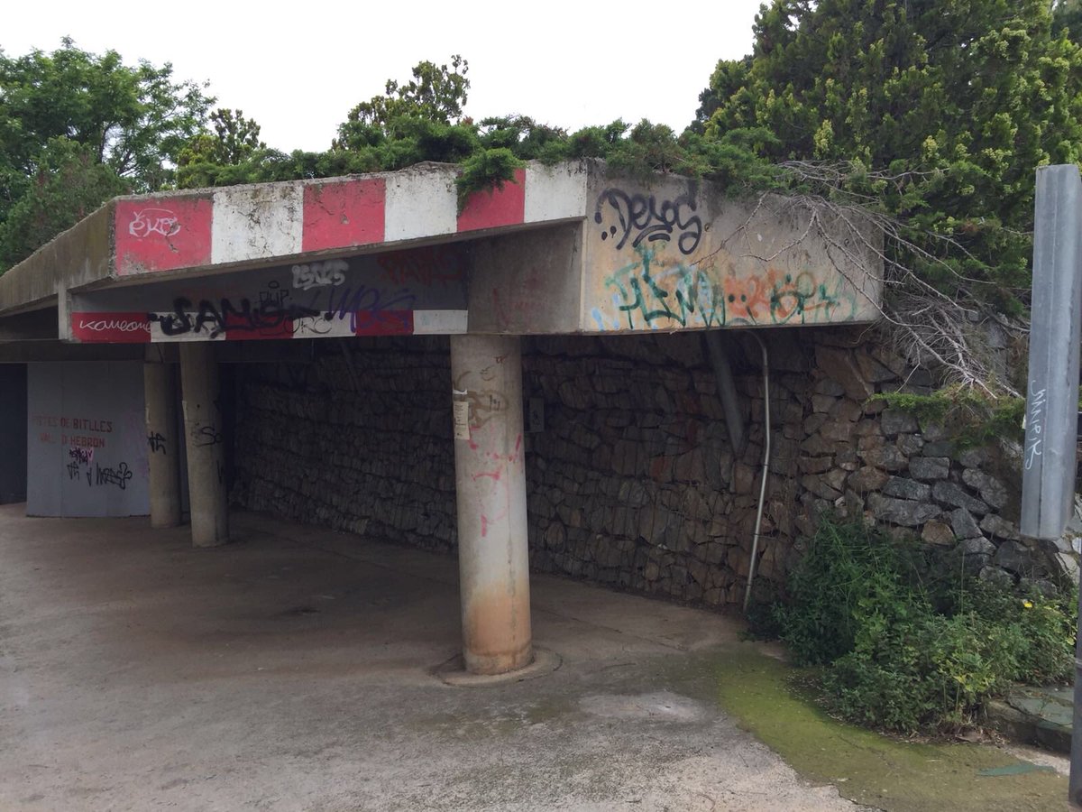 JonTugores's tweet photo. Així protegim la nostra arquitectura !!!!

Vall Hebrón.... AVUI 
Tir a l’Arc Olimpiades 92
Enric Miralles &amp; Carme Pinós! 
Via @eyemissu https://t.co/q9e7AmUF7f