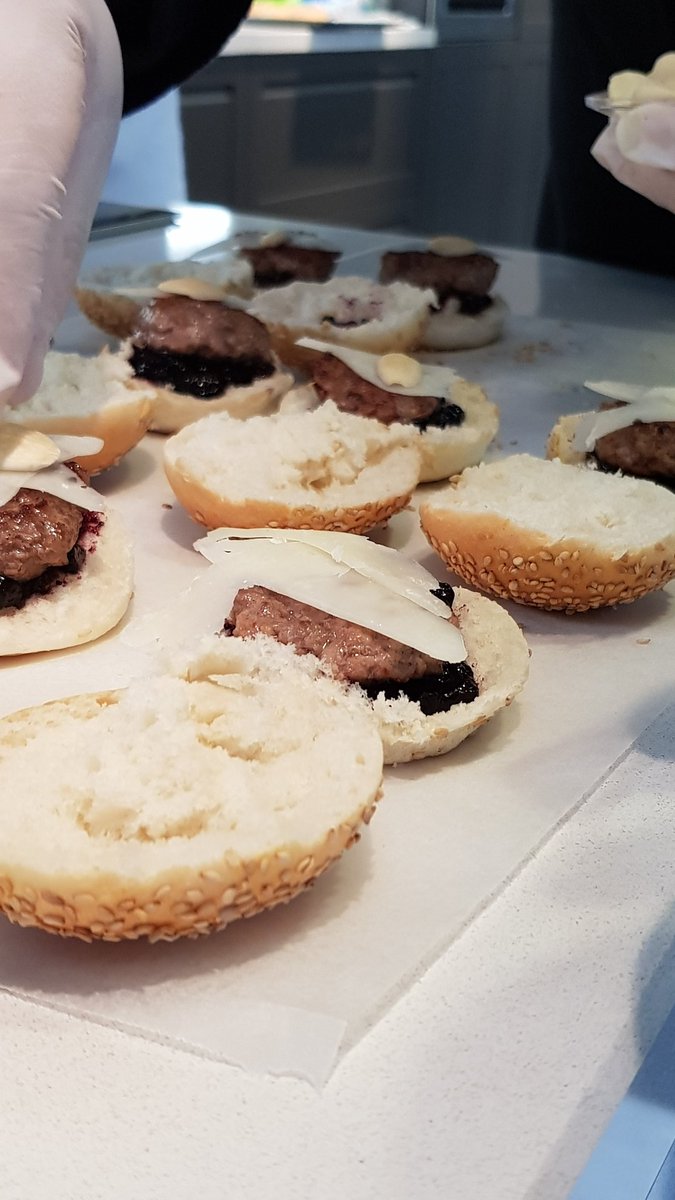iFoodit's tweet photo. Componiamo i mini burger #TagliaSmall:
confettura, burger, pecorino toscano, mandorle e chips vegetali.
#FoodAddiction #ScavoliniStoreBustoArsizio @scavolini @Facciadacibo @marcodepadova07 https://t.co/nVcNusVt62