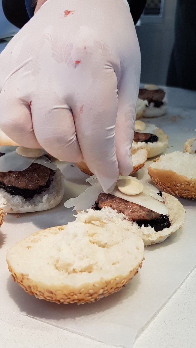 iFoodit's tweet photo. Componiamo i mini burger #TagliaSmall:
confettura, burger, pecorino toscano, mandorle e chips vegetali.
#FoodAddiction #ScavoliniStoreBustoArsizio @scavolini @Facciadacibo @marcodepadova07 https://t.co/nVcNusVt62